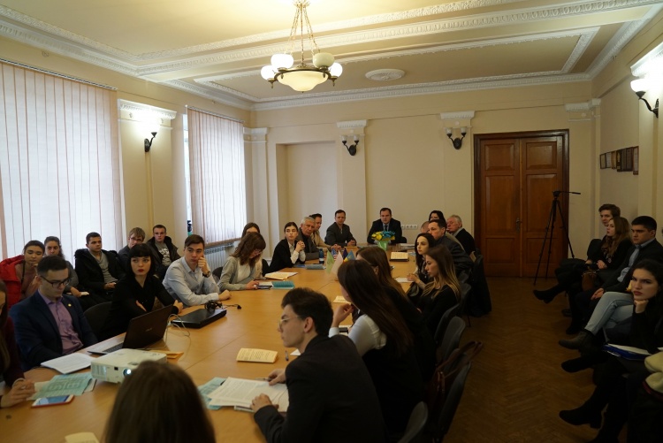 Науково-практичний круглий стіл молодих вчених «Україна та країни Центральної та Східної Європи: досвід суспільно-політичної модернізації та взаємодії»