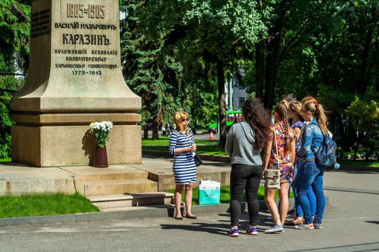​«Відкрий для себе Каразінський»: тривають екскурсії університетом для школярів 